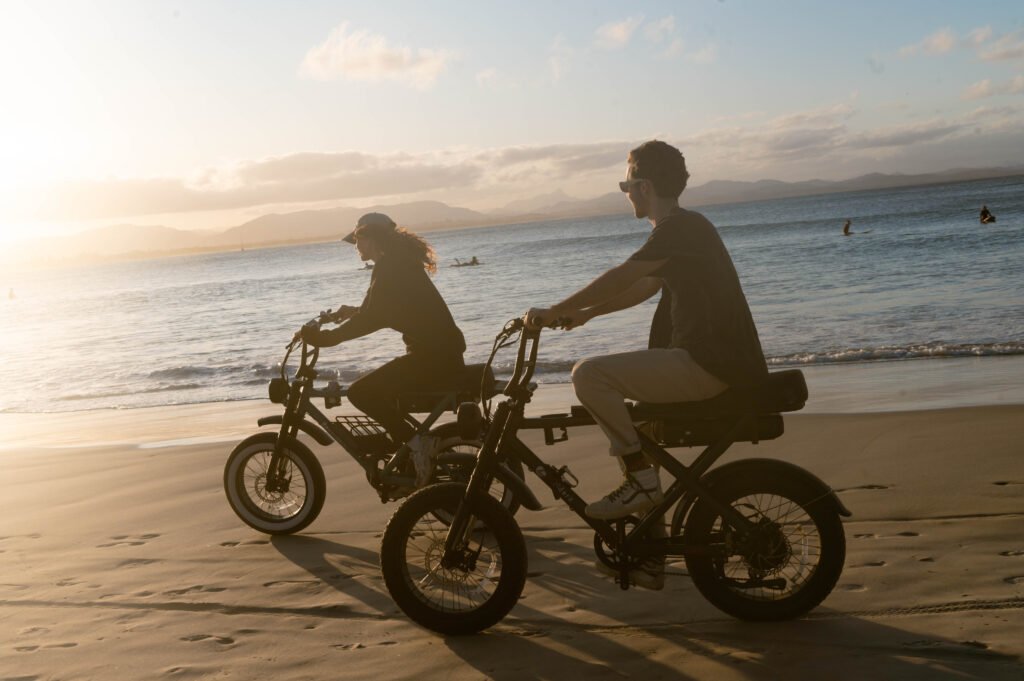 bike-hire-ezriderz-sledz-e-bike-byron-beach-friends