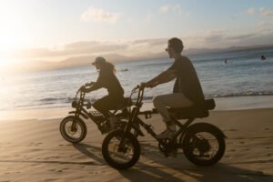 bike-hire-ezriderz-sledz-e-bike-byron-beach-friends