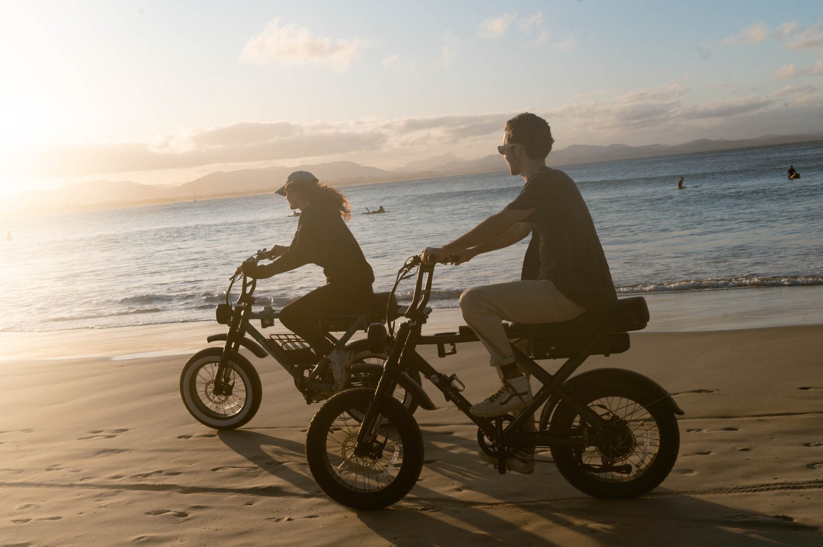 bike-hire-ezriderz-sledz-e-bike-byron-beach-friends